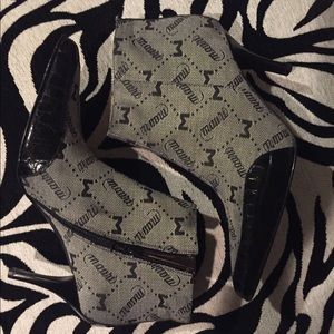 A pair of Alligators for your feet